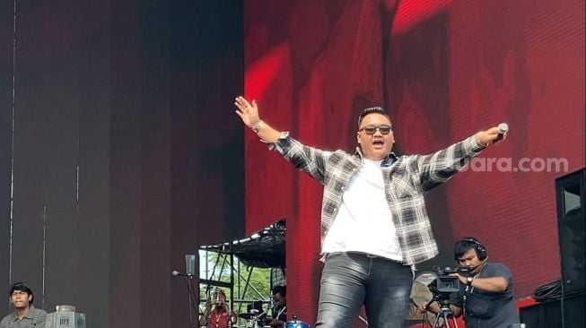 Musisi dangdut asal Yogyakarta, Ndarboy Genk di panggung Soundrenaline 2022 [Suara.com/Adiyoga Priyambodo]