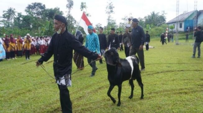 Ritual Tolak Bala Warga Desa Silurah, Tiap Tahun Potong Kambing Kendit