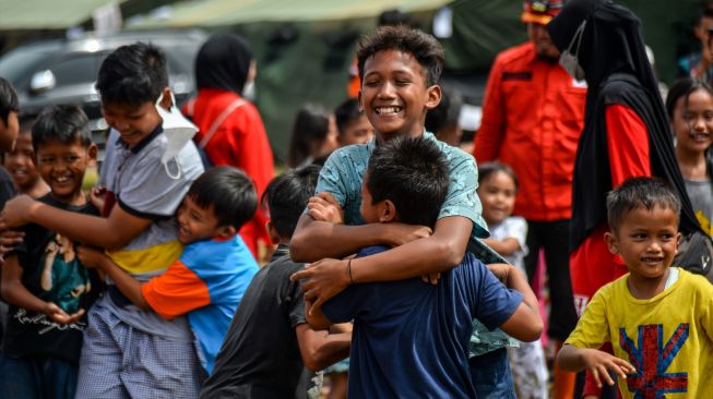 Sejumlah anak bermain saat kegiatan dukungan psikologi anak terdampak gempa di Taman Prawitasari, Kabupaten Cianjur, Jawa Barat, Minggu (27/11/2022). [ANTARA FOTO/Raisan Al Farisi/tom]