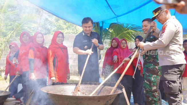 1,5 Ton Rendang Dharmasraya untuk Korban Cianjur, Bupati Memasak Bareng-bareng Bundo Kanduang