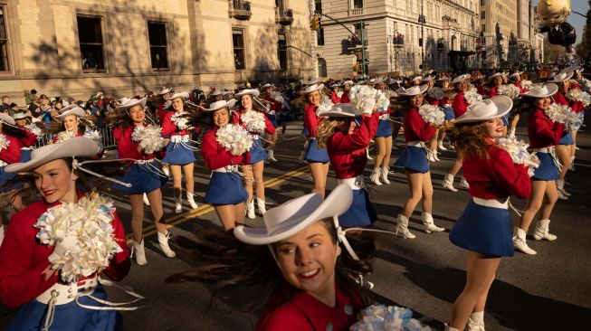 Para penari tampil dalam Parade Hari Thanksgiving Macy Tahunan ke-96 di New York City, Amerika Serikat, Kamis (24/11/2022). [Yuki IWAMURA / AFP]
