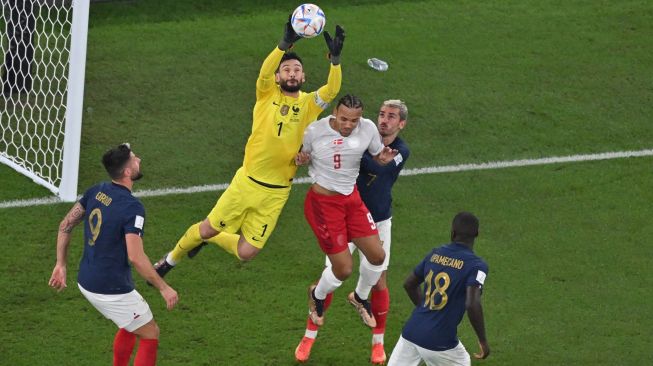 Kiper Prancis Hugo Lloris menangkap bola selama pertandingan sepak bola Grup D Piala Dunia 2022 antara Prancis dan Denmark di Stadion 974 di Doha, Qatar, Sabtu (26/11/2022). [Antonin THUILLIER / AFP]