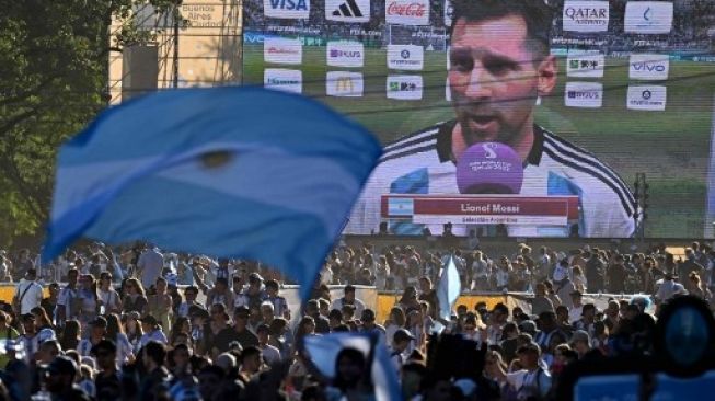 Para pendukung Argentina di Ibu Kota Buenos Aires berpesta usai Messi cs mengalahkan Meksiko di Piala Dunia 2022. (AFP)