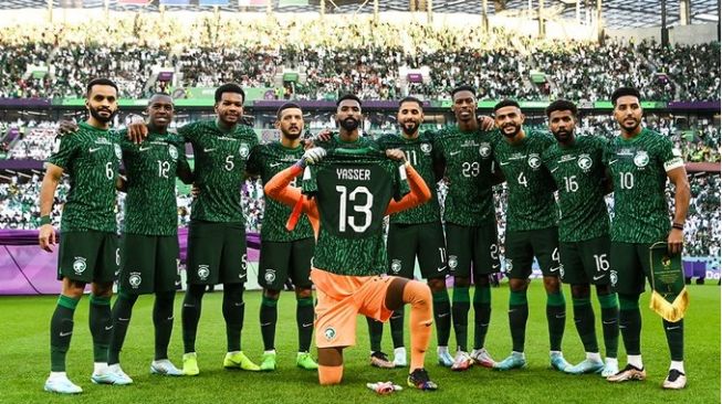 Menyentuh, Timnas Arab Saudi Berikan Penghormatan ke Yasser Al Shahrani yang Alami Cedera