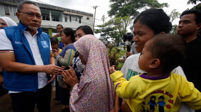 Menteri Perdagangan Zulkifli Hasan menyapa warga korban terdampak gempa di Desa Cikamuning, Nagrak, Kabupaten Cianjur, Jawa Barat, Minggu (27/11/2022). [ANTARA FOTO/Yulius Satria Wijaya/tom]