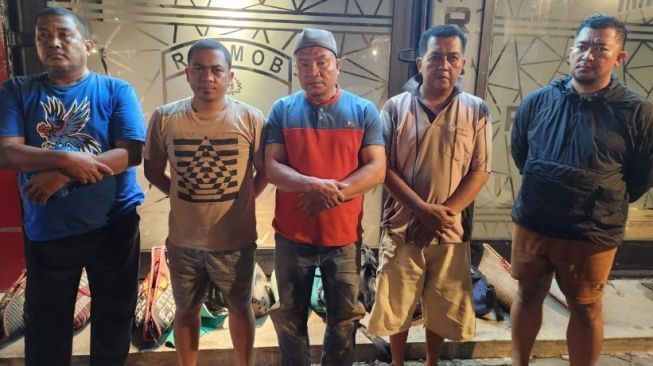 Polisi Gerebek Lokasi Judi Sabung Ayam, 1 ASN Pemprov Sulsel Ditangkap