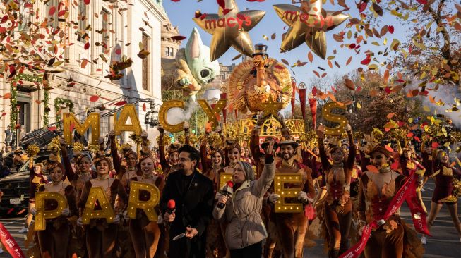 Para penampil mengikuti Parade Hari Thanksgiving Macy Tahunan ke-96 di New York City, Amerika Serikat, Kamis (24/11/2022). [Yuki IWAMURA / AFP]