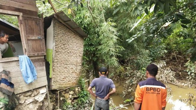 BPBD Balangan melakukan pengecekan rumah warga yang terdampak tanah amblas. [KanalKalimantan.com]