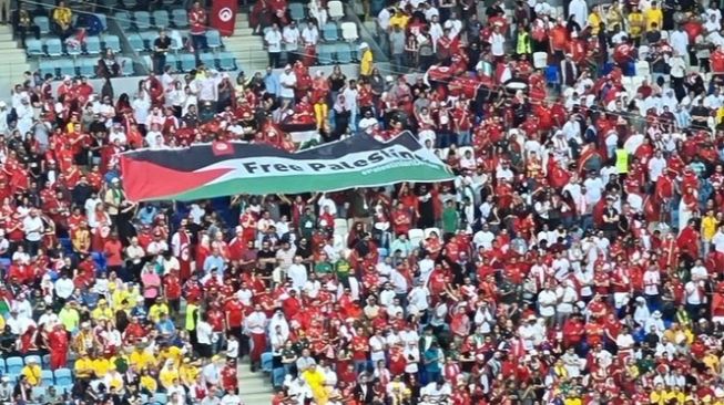 Suporter Tunisia Bentangkan Spanduk 'Free Palestine' di Piala Dunia Qatar 2022