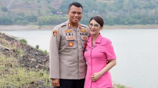 Sworddur Uut Permatasari bersama suaminya AKBP Tri Goffarudin Pulungan yang kini menjabat Kapolres Gowa, Sulawesi Selatan.  (Instagram/@uutpermatasari)