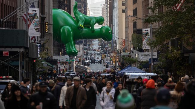 Balon Dinosaurus Sinclair Oil Corporation selama Parade Hari Thanksgiving Macy Tahunan ke-96 di New York City, Amerika Serikat, Kamis (24/11/2022). [Yuki IWAMURA / AFP]
