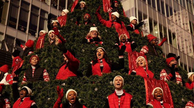 Carollers tampil selama Parade Hari Thanksgiving Macy Tahunan ke-96 di New York City, Amerika Serikat, Kamis (24/11/2022). [Yuki IWAMURA / AFP]