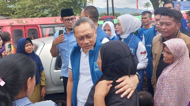 Tinjau Pengungsian, Mendag Zulhas Salurkan Langsung Bantuan untuk Korban Gempa Cianjur