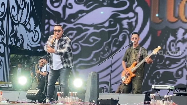 Dangdutan Siang-Siang, Ndarboy Genk Bikin Panggung Soundrenaline 2022 Ambyar