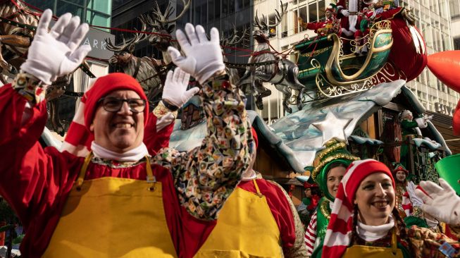 Sinterklas mengapung selama Parade Hari Thanksgiving Macy Tahunan ke-96 ddi New York City, Amerika Serikat, Kamis (24/11/2022). [Yuki IWAMURA / AFP]