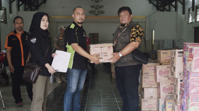 Simbolis penyerahan PT TRKM Group kepada Dinas Kabupaten Cianjur [Deltalube].