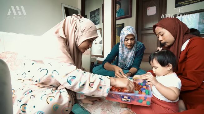 Gemas Banget!! Ini Potret Baby Ameena Sekolah Sambil Belajar Sensory Play, Padahal Belum Setahun