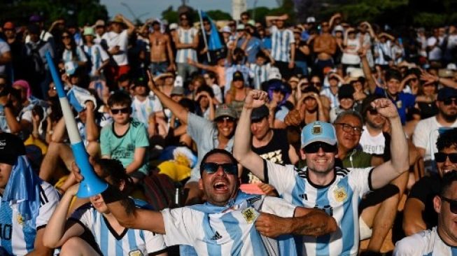 Para pendukung Argentina di Ibu Kota Buenos Aires berpesta usai Messi cs mengalahkan Meksiko di Piala Dunia 2022. (AFP)