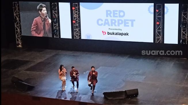 Song Joong Ki di acara Bukalapak, Jiexpo Kemayoran, Jakarta Pusat pada Minggu (27/11/2022). [Suara.com/Rena Pangesti]