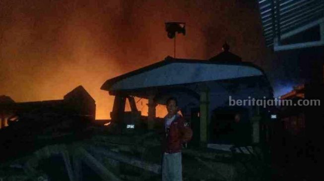 Ratusan Kios Pasar Kesamben Blitar Ludes Terbakar Tapi Musalanya Utuh, Warga: Ini Benar-benar Mukjizat