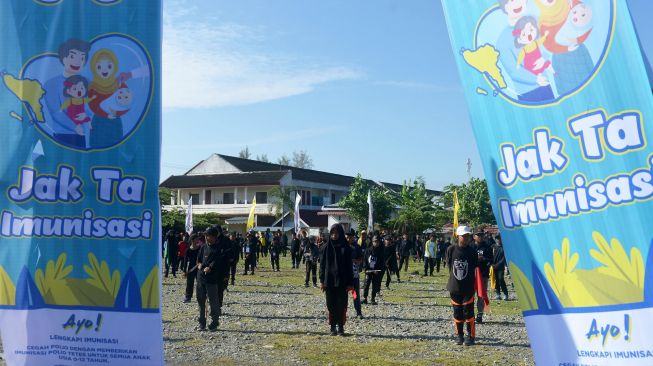 Sejumlah anak berkumpul di lapangan terbuka menjelang dilakukan vaksinasi massal polio kepada anak di Kota Pidie, Kabupaten Pidie, Aceh, Senin (28/11/2022). [ANTARA FOTO/Ampelsa/hp]