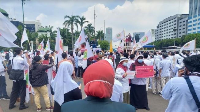 Ratusan Nakes Demo Di Depan Gedung Dpr Tolak Ruu Omnibus Law Kesehatan Langsung Disentil Kemenkes 4379