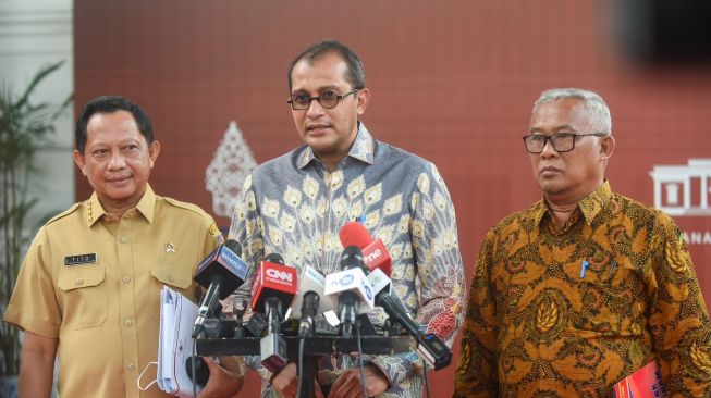 Wakil Menteri Hukum dan HAM (Wamenkumham) Eddy Hiariej usai mengikuti rapat terbatas membahas RKUHP di Kompleks Istana Kepresidenan, Jakarta, Senin (28/11/2022). (Biro Pers Sekretariat Presiden)