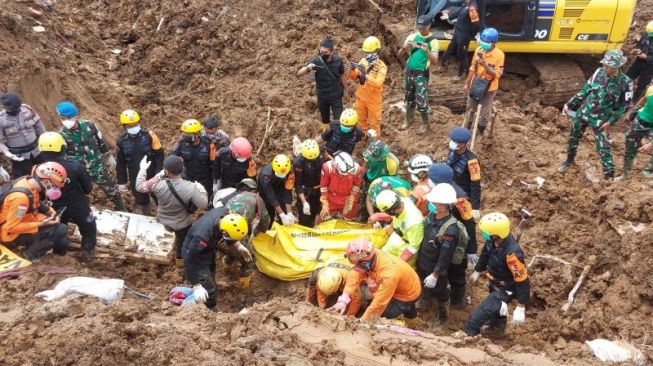 Pilu, Pedagang Bakso Korban Longsor Akibat Gempa Cianjur Ditemukan Meninggal Peluk Anak