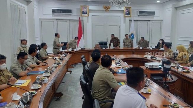 Pj Gubernur DKI Jakarta Heru Budi Hartono melarang pejabat DKI membawa ponsel saat rapat pimpinan (rapim) di Balai Kota DKI Jakarta, Senin (28/11/2022). [Suara.com/Fakhri Fuadi Muflih]