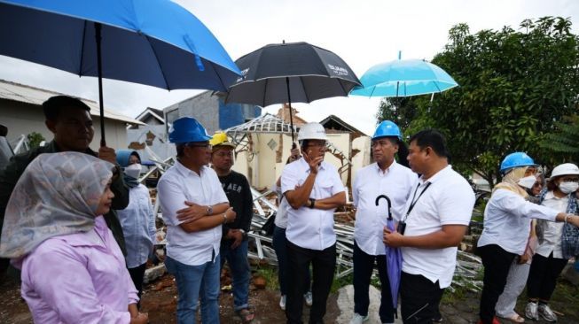 Direksi BTN terjun langsung membantu korban gempa bumi Cianjur. (Dok: BTN)