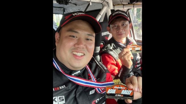 Juara AXCR 2022, driver Chayapon Yotha dan co-driver Peerapong Sombutwong [Instagram: OHM_CHAYA].