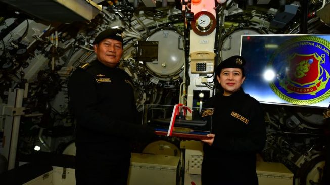 Kepala Staf Angkatan Laut (Kasal) Laksamana TNI Yudo Margono usai memberikan Brevet Kehormatan Hiu Kencana TNI Angkatan Laut (TNI AL) ke Ketua DPR RI Puan Maharani di KRI Alugoro-405 saat berlayar di sekitar Teluk Jakarta. Senin (28/11/2022). (DIspenal)