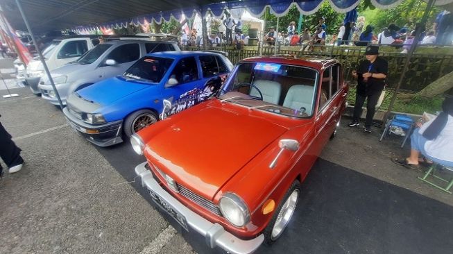 Pameran mobil komunitas, salah satunya adalah Daihatsu Compagno Berlina produksi 1966 hadir di acara Daihatsu Kumpul Sahabat Jogja 2022 pada Sabtu (26/11/2022) [PT ADM].
