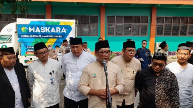 Datang ke Kota Bekasi, Ridwan Kamil Kasih Tanda Ini Saat Disinggung Gabung Partai Golkar