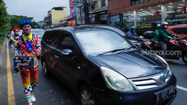 Anggota badut Depok menggalang dana untuk korban gempa bumi Cianjur di Margonda, Depok, Jawa Barat, Senin (28/11/2022). [Suara.com/Alfian Winanto]