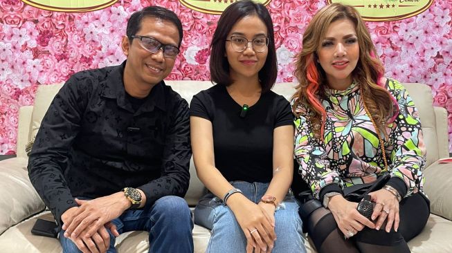Ditemani Doddy Sudrajat dan Barbie Kumalasari, Mayang Fitri bersiap melakukan operasi hidung di sebuah klinik kecantikan di Jakarta, Senin (28/11/2022). [istimewa]