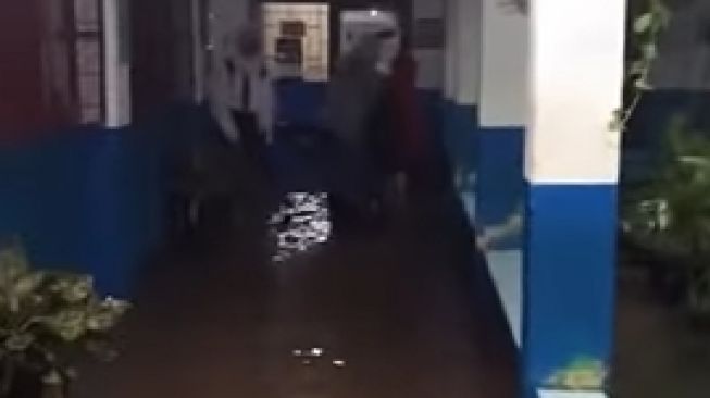 Tangkapan layar banjir di SMPN 13 Kota Depok berlokasi di Limo, Kota Depok. [Instagram]