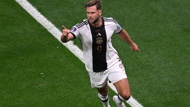 Penyerang Jerman Niclas Fullkrug merayakan golnya saat pertandingan sepak bola Grup E Piala Dunia 2022 antara Spanyol dan Jerman di Stadion Al-Bayt di Al Khor, utara Doha, Qatar, Minggu (27/11/2022). [Kirill KUDRYAVTSEV / AFP] 