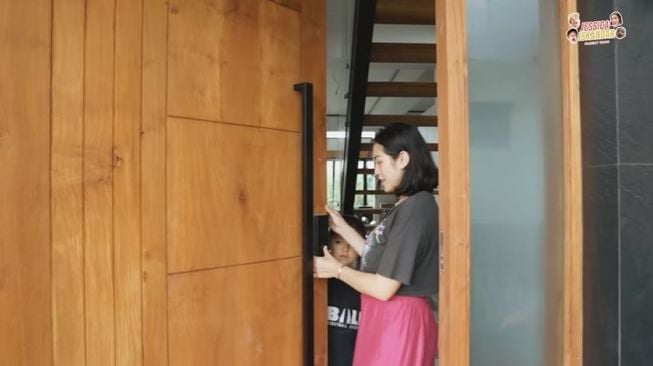 Jedar menunjukkan sistem fingerprint di rumah barunya. (YouTube/ Jessica Iskandar)