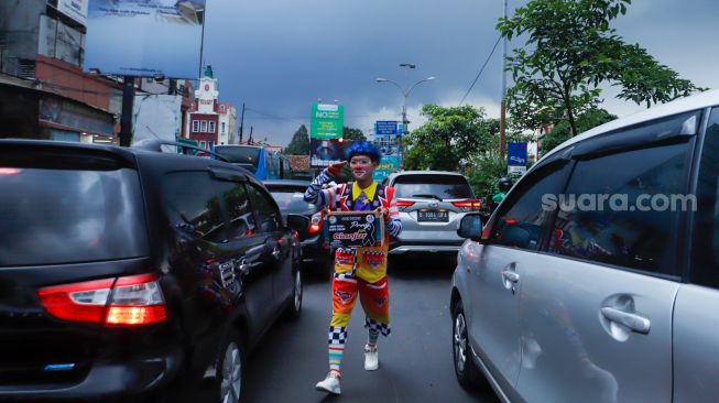 Anggota badut Depok menggalang dana untuk korban gempa bumi Cianjur di Margonda, Depok, Jawa Barat, Senin (28/11/2022). [Suara.com/Alfian Winanto]