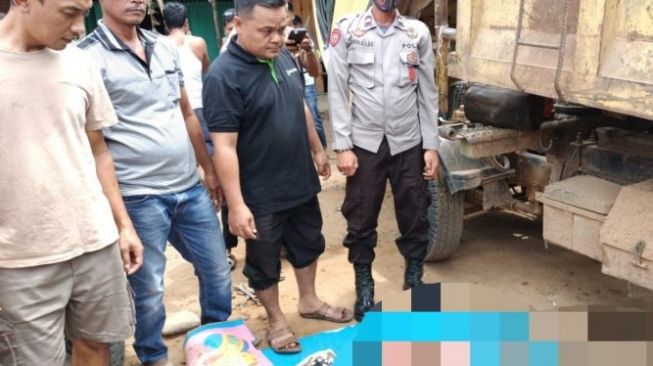 Warga Palas Tewas Tertimpa Bak Dum Truck Sendiri Saat Cek Kerusakan Mobil