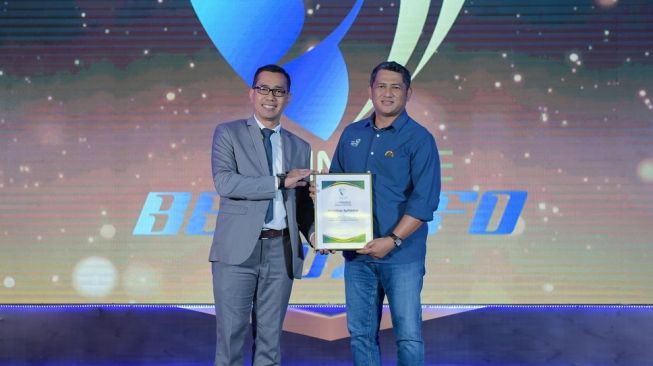 Finance Director Asuransi Astra, Maximiliaan Agatisianus (tengah) menerima penghargaan Top 20 Financial Institution 2022 di kelompok Perusahaan Asuransi Umum Berpremi Bruto Rp 2,5 triliun ke atas [PT Asuransi Astra].