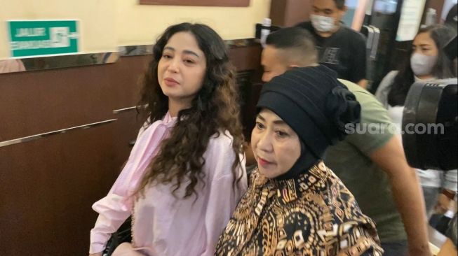 Dewi Perssik mengajak sang ibu, Sri Muna saat menemui haters perempuan di Polres Metro Jakarta Selatan, Selasa (29/11/2022). [Adiyoga Priyambodo/Suara.com]