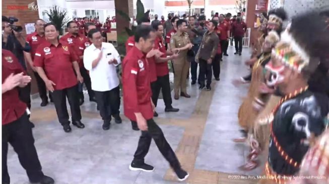 Tak Tahan Lihat Mahasiswa di AMN Surabaya Menari, Jokowi Langsung Ikut Berjoget