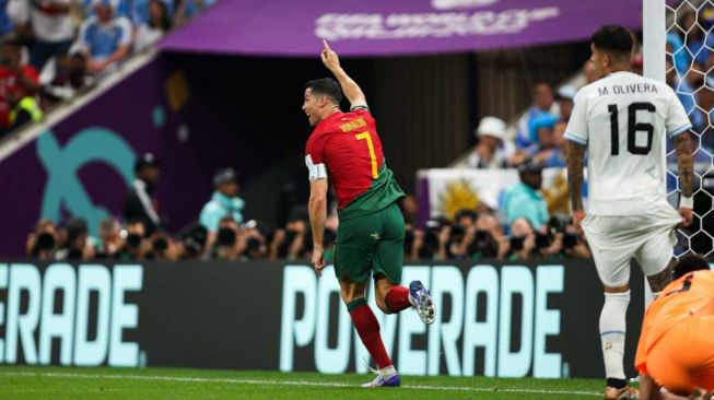 Bintang timnas Portugal, Cristiano Ronaldo melakukan selebrasi usai menganggap gol pembuka timnya ke gawang Uruguay dicetak oleh dirinya sebelum FIFA mengonfirmasi itu adalah milik Bruno Fernandes. Portugal menang 2-0 atas Uruguay dalam matchday kedua Grup H Piala Dunia 2022 Qatar di Stadion Lusail, Qatar, Selasa (29/11/2022) dini hari WIB. [Twitter/@selecaoportugal]