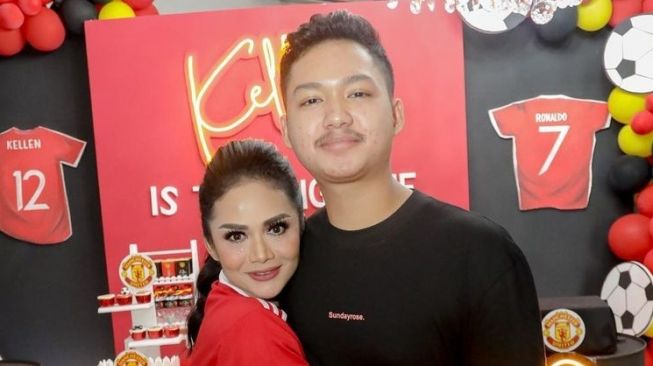 Potret Kedekatan Krisdayanti dan Azriel (Instagram/@krisdayantilemos)