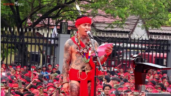 Pemimpin besar Pasukan Merah Tariu Borneo Bangkule Rajakng (TBBR) Dayak, Panglima Merah Dayak Pangalangok Jilah saat berpidato di depan Presiden Jokowi di Pontianak, Kalimantan Barat, Selasa (29/11/2022). (YouTube Sekretariat Presiden)