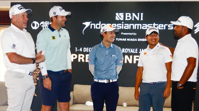 (dari kiri ke kanan) Pegolf Inggris Lee Westwood, Pegolf Austria Bernd Wiesberger, Pegolf Thailand Jazz Janewattananond dan Poom Saksasnsin serta Pegolf India Anirban Lahiri saat konferensi pers jelang turnamen BNI Indonesian Masters 2022 di Royale Jakarta Golf Club, Jakarta Timur, Selasa (29/11/2022). [Suara.com/Alfian Winanto]