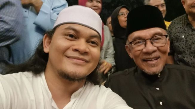 Ngefans, Mbah Mijan Bangga Bisa Foto Bareng di Rumah PM Malaysia Anwar Ibrahim