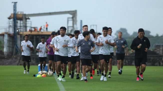 Pemain Timnas Indonesia menjalani latihan perdana dalam pemusatan latihan (TC) jelang Piala AFF 2022 di Bali, Senin (28/11/2022). [PSSI]